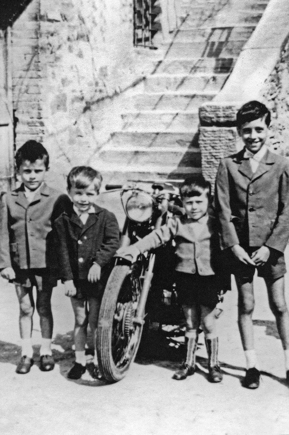 Brunello da bambino con i suoi 
fratelli e un cugino a Castel Rigone